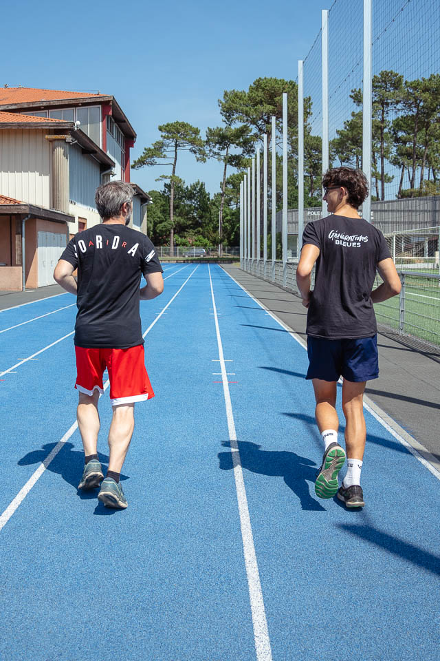 `Fabien Lageyre, diététicien-nutritionniste et coach sportif à Dax et Saubrigues, accompagnant un patient dans un entraînement sur une piste d’athlétisme`