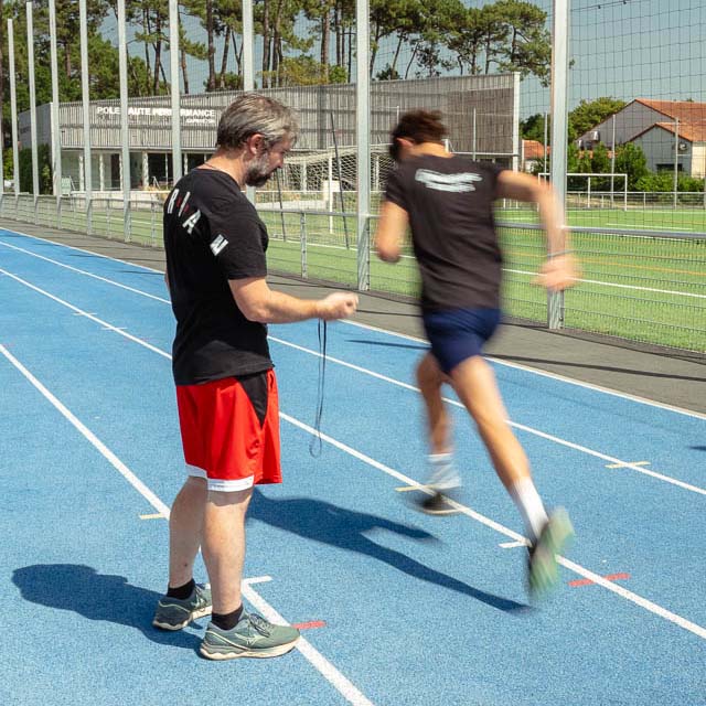 Fabien Lageyre, diététicien-nutritionniste et coach sportif à Dax et Saubrigues, regardant son chronomètre tandis que son patient franchit la ligne d’arrivée en sprint