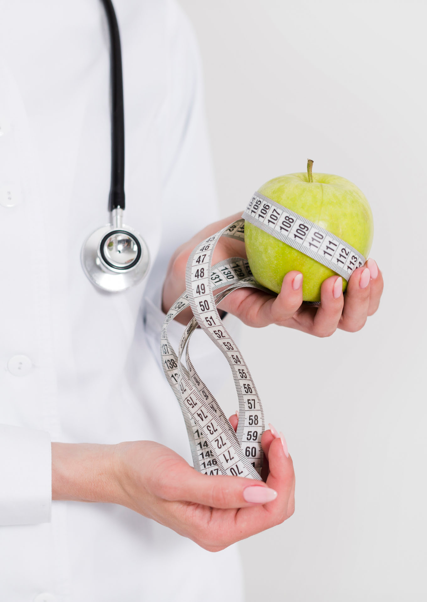 Médecin tenant une pomme, symbole de santé et de nutrition – Fabien Lageyre, diététicien-nutritionniste à Dax et Saubrigues